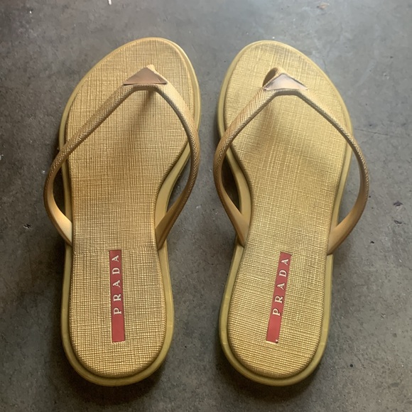 Prada - Picture 2 of 5